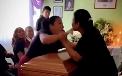 Hai người phụ nữ lao vào ẩu đả dữ dội ngay giữa đám tang