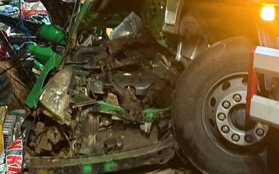 Va chạm kinh hoàng với xe tải, taxi bị vò nát, tài xế tử vong thương tâm