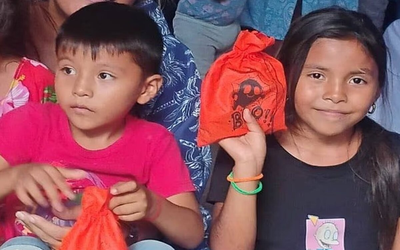 Bố mẹ ra ngoài 20 phút, 2 chị em chơi trốn tìm tử vong trong tủ đông