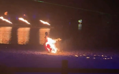 Nữ vũ công hoảng loạn nhảy xuống sông khi chiếc váy bốc cháy dữ dội