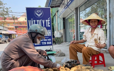 Người phụ nữ bán khoai trước cổng viện và câu chuyện khiến ai cũng nghẹn lòng