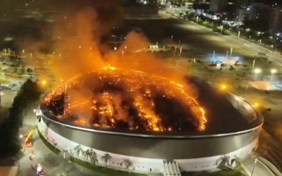Mái vòm sân Olympic bị bao trùm bởi biển lửa