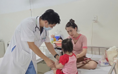 Bệnh tay chân miệng vào mùa, bệnh viện ở Đà Nẵng đón hàng trăm ca mỗi ngày