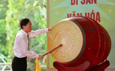 Dòng người đổ về Đền Bà Triệu giữa nắng nóng, tưởng nhớ nữ anh hùng dân tộc