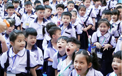 Mỗi mùa khai giảng bớt một nỗi lo: Sách giáo khoa giảm giá sâu, học sinh sắp được dùng miễn phí