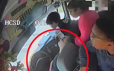 Nữ tài xế bất tỉnh khi đang lái xe, học sinh có phản ứng bất ngờ