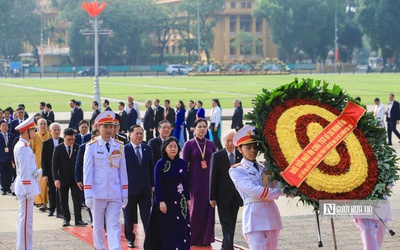 Đoàn đại biểu dự Đại hội MTTQ Việt Nam lần thứ XI vào Lăng viếng Chủ tịch Hồ Chí Minh