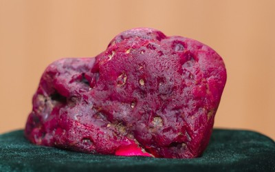 Thợ mỏ đào trúng hồng ngọc “khủng” nặng 2.2kg, giới đá quý toàn cầu chấn động