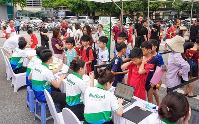 Hàng nghìn thí sinh và phụ huynh hội tụ tại Ngày hội bóng đá nhí Nutifood 2026