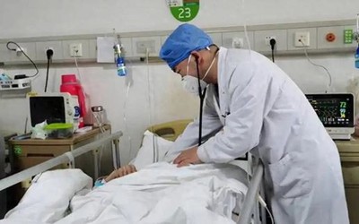 Người đàn ông 55 tuổi hỏng thận vì thường xuyên làm việc này trong bữa cơm
