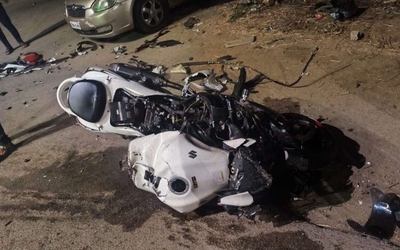 Xe máy chạy 140km/h đâm ô tô biến dạng, 5 người tử vong