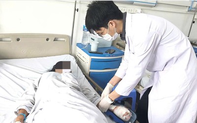 Thành công nối lại ngón tay gần đứt rời cho người phụ nữ 53 tuổi