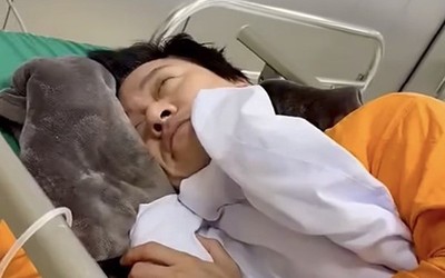 Ca sĩ Tuấn Hưng gây xôn xao với hình ảnh tiều tụy trong bệnh viện