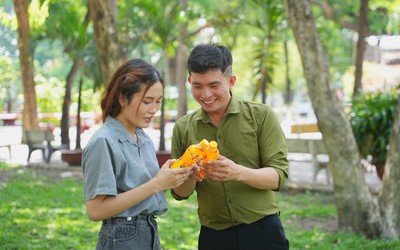 Nắng nóng kéo dài, nhiều người trẻ đứng lại xé nhãn chai nước sau khi uống