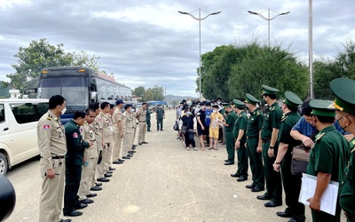 Cảnh giác trước lời mời chào ra nước ngoài "việc nhẹ lương cao"