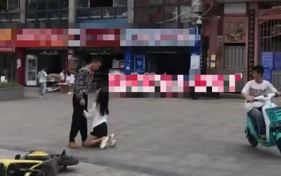 Đôi nam nữ có hành động “kỳ quặc” giữa phố, dân mạng bàn tán xôn xao
