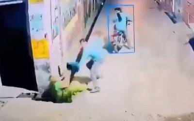 Bị cướp giật túi xách trên phố, người phụ nữ chống trả và cái kết