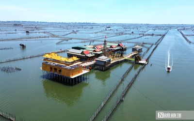 Ngắm mô hình cổng Ngọ Môn bằng tre độc đáo giữa hệ đầm phá lớn nhất Đông Nam Á