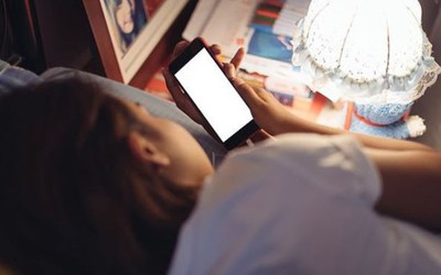 Người phụ nữ "đột quỵ mắt" vì thói quen "cực độc" khi dùng điện thoại