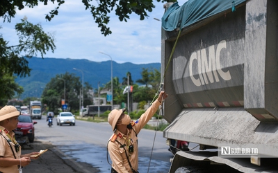 Cảnh sát giao thông Hà Nội đội nắng gần 40°C  xử lý xe quá tải