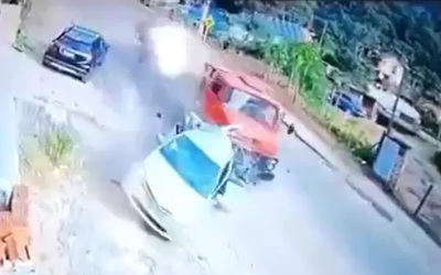 Xe tải mất lái đâm trúng ô tô con, 4 người tử vong thương tâm