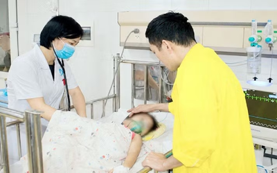 Khoảnh khắc thót tim: Bé 3 tuổi chui cổng sắt, suýt mất mạng