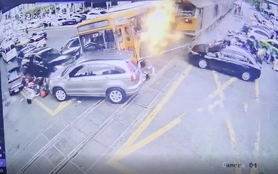 Tàu hỏa đâm trúng xe buýt trên đường ray khiến 8 người tử vong