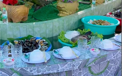 Đám giỗ miền Tây độc lạ với tiệc kiểu "lẩu băng chuyền" khiến nhiều người tò mò