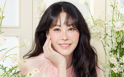 Hoa hậu Hà Kiều Anh khoe nhan sắc ngọt ngào đón tuổi 50