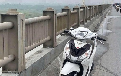 Nam thanh niên bỏ xe máy trên cầu Vĩnh Tuy, lao xuống sông Hồng