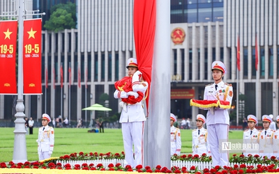Trang nghiêm nghi lễ thượng cờ kỷ niệm 136 năm ngày sinh Chủ tịch Hồ Chí Minh