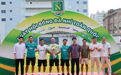 VFF trao Kỷ niệm chương cho HLV Guillaume Graechen sau gần 20 năm gắn bó với bóng đá trẻ Việt Nam