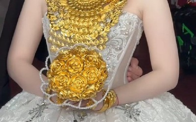Cận cảnh bó hoa cưới 10 cây vàng của cô dâu miền Tây gây sốt MXH