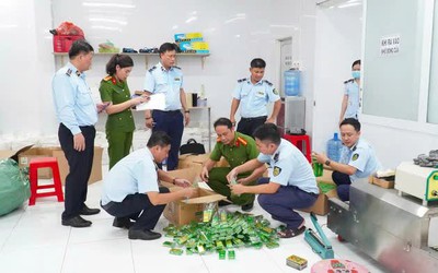 Triệt phá đường dây sản xuất hơn 27.000 chai dầu gió giả nhãn hiệu nổi tiếng