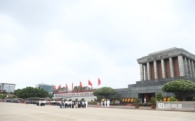Dòng người đổ về Ba Đình trong ngày sinh nhật Bác