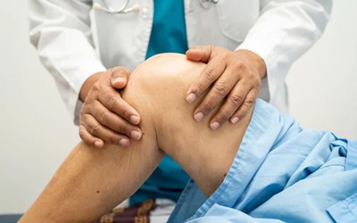 Đình chỉ bác sĩ bỏ mặc bệnh nhân bị nhiễm trùng bàn chân dẫn đến phải cắt cụt chi