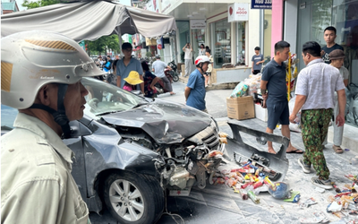 Ô tô bốc cháy ngùn ngụt giữa đường, tài xế mắc kẹt được giải cứu trong gang tấc