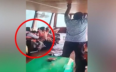 Mẹ ôm chặt con trai trước khi du thuyền bị lật úp trong hồ