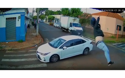 Đâm vào ô tô, người đi xe máy văng lên không trung