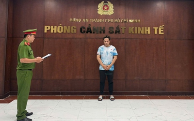 Khởi tố chủ cửa hàng bán hơn 1.400 đôi giày, dép giả thương hiệu nổi tiếng