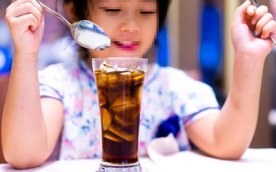 Bé gái 12 tuổi thủng ruột vì mắc sai lầm này khi uống nước theo cách "vạn người mê"