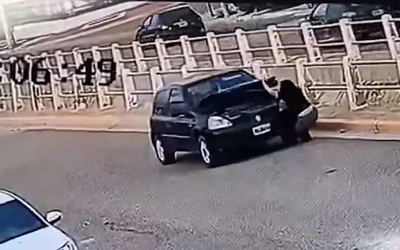 Đang kiểm tra bình ắc quy, người phụ nữ bị chính xe của mình cán trúng