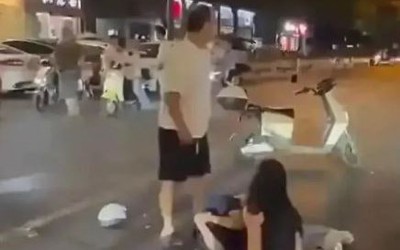Bị bắt quả tang ngoại tình trước khách sạn, vợ có thái độ khiến chồng "sôi máu"