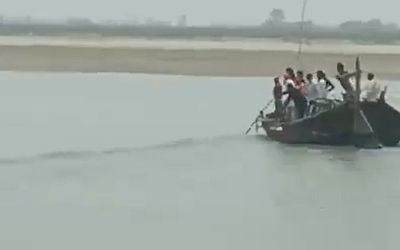 Đang đứng trên bờ, người đàn ông bị thứ đáng sợ kéo xuống sông
