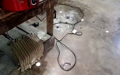 Đặt điện thoại đang sạc lên ngực, nam công nhân bị điện giật tử vong