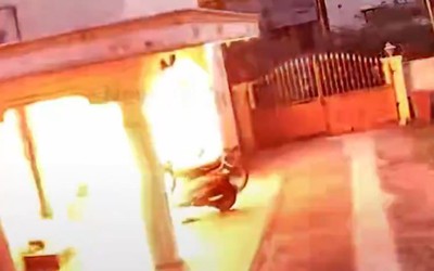 Người đàn ông ném bom xăng đốt nhà người yêu cũ sau chia tay