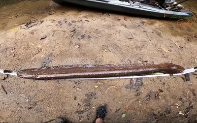 Người đàn ông bắt được con lươn điện dài 2 mét trên sông