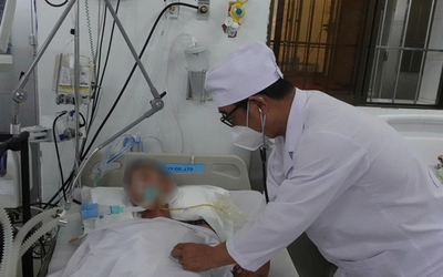 Nhóm bạn uống rượu mua gần nhà, 1 người tử vong, 2 người nhập viện cấp cứu