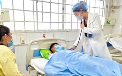 Nam thanh niên 18 tuổi nhập viện cấp cứu sau khi dùng thuốc tê phun xăm