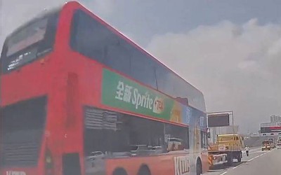 Xe buýt đâm vào xe bảo dưỡng đường cao tốc, 24 người bị thương